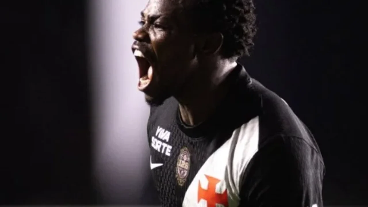 Com um a menos, Vasco bate o Vitória e larga em vantagem na Copa do Brasil