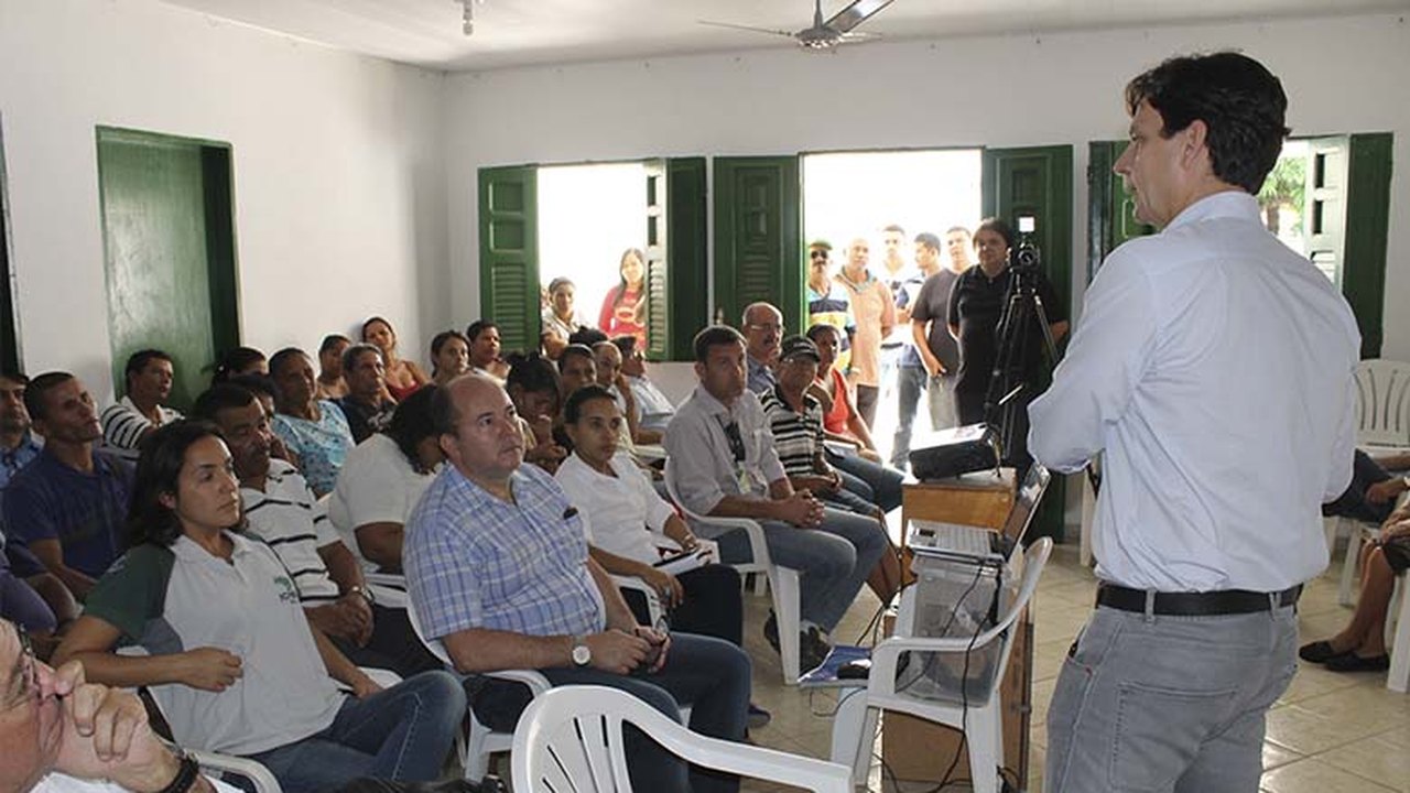 Prefeito cobra finalização de Conjunto Residencial em Jequiá da Praia