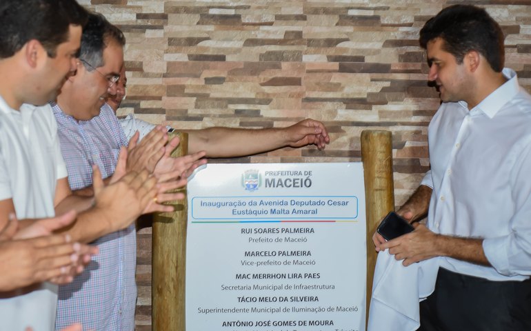 Rui Palmeira entrega avenida pavimentada na Serraria