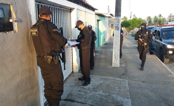 Agentes da PC durante ação