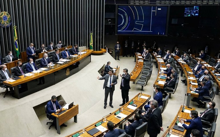 Senado avalia projeto que reduz pena de Bolsonaro, e Congresso prepara votação do Orçamento de 2026