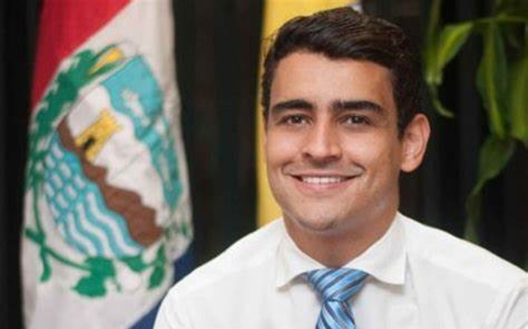 Prefeito JHC promete iphones e tablets e alunos recebem um vale como prêmio, diz blog