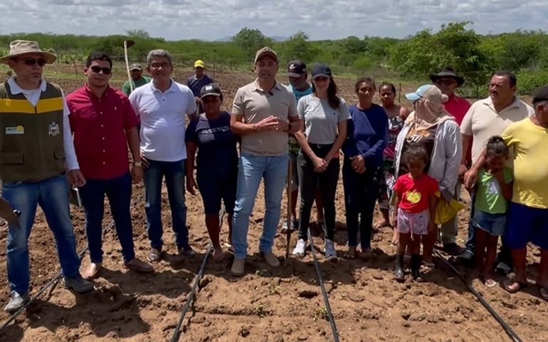 Prefeito Theobaldo Cintra visita projeto de irrigação executado em Major Izidoro
