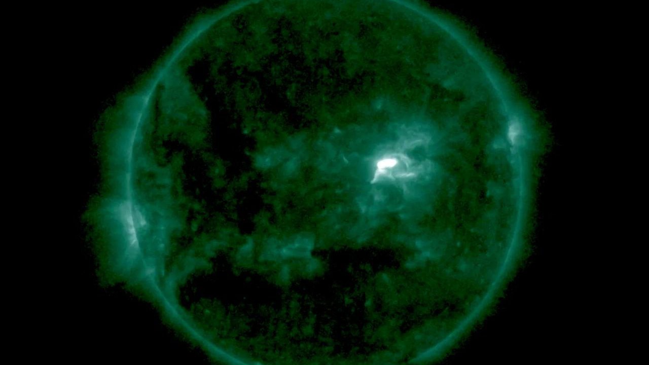 Forte erupção solar ocorre próxima ao centro do disco solar