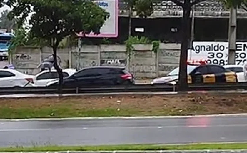 Homem sofre infarto, morre e colide com outro veículo na Av. Durval de Góes Monteiro