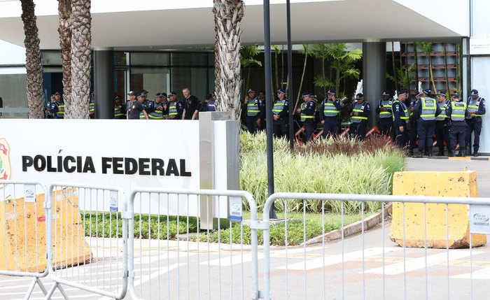 Bolsonaro ao chegar para depor na Polícia Federal