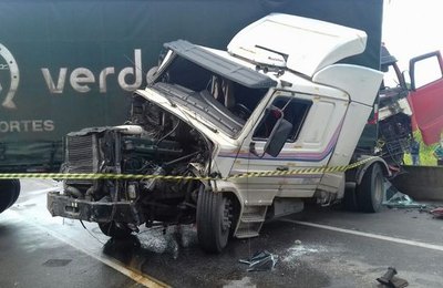 Acidente na BR-101 envolve 5 carretas e fecha rodovia