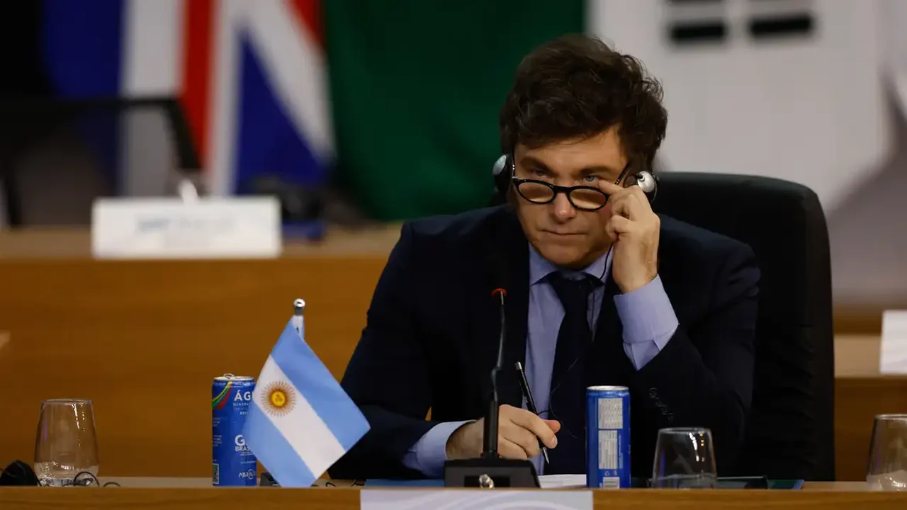 Milei anuncia viagem ao Brasil em julho para apoiar candidatura de Flávio Bolsonaro ao Planalto