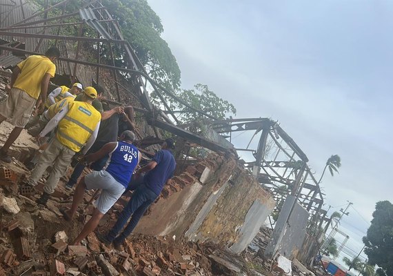 Quatro pessoas ficam feridas em desabamento de galpão no Jaraguá; uma em estado grave