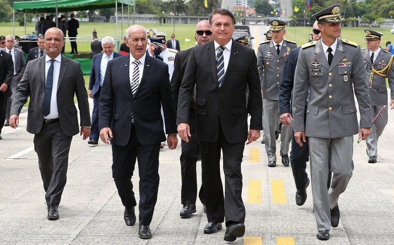 Bolsonaro participa de formatura na Aman, com aglomeração e pouco uso de máscara
