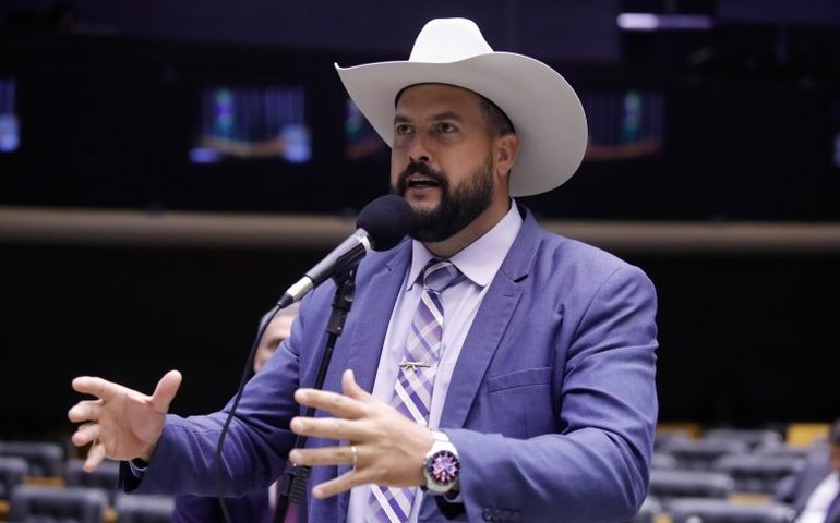 Comissão aprova pena maior para homicídio cometido por quem dirigir em velocidade alta perto de escola