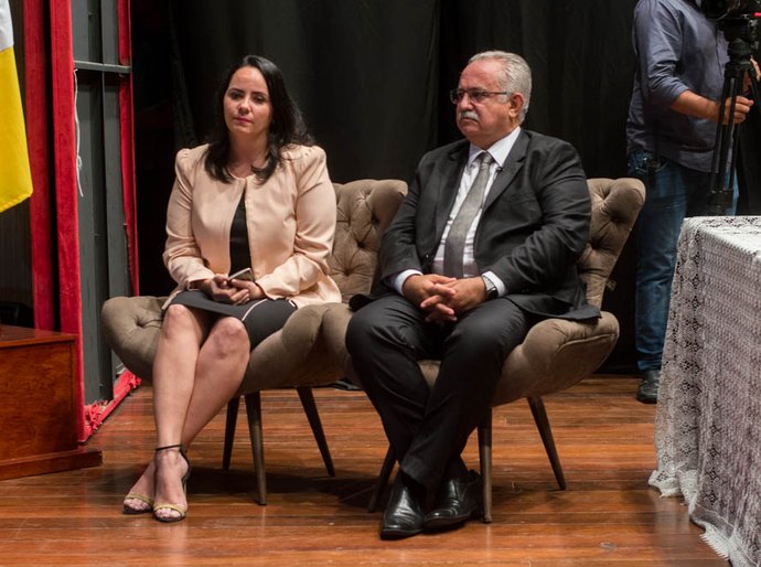 Rogério Teófilo diminui em 40% o número de cargos comissionados