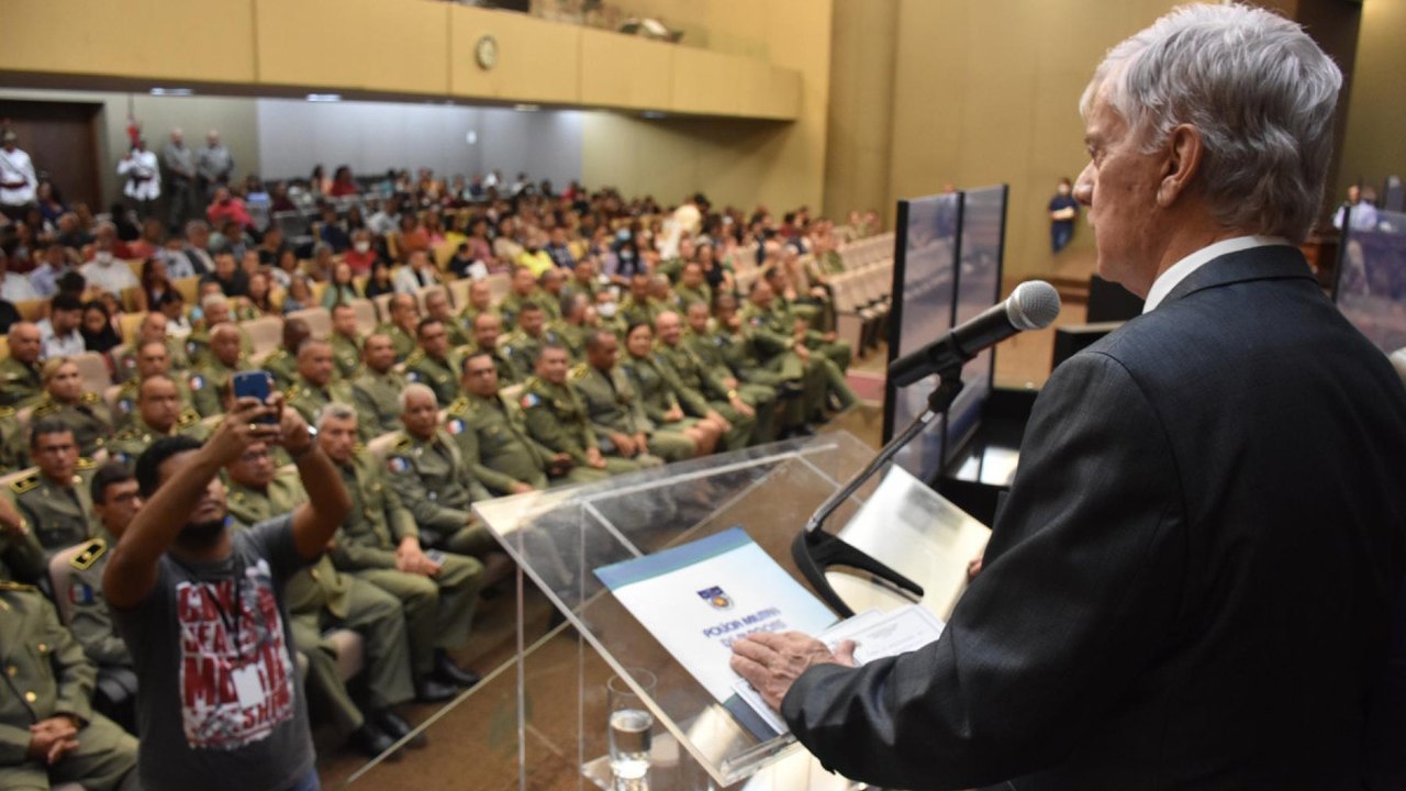 Governador Klever Loureiro participa da formatura de oficiais da PM como paraninfo