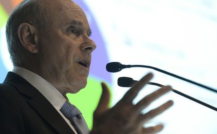 Decisão sobre aumento do IPI para veículos será tomada &#8216;na véspera&#8217;, diz Mantega