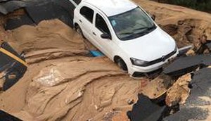 CARRO CAI NO BURACO DA DESO