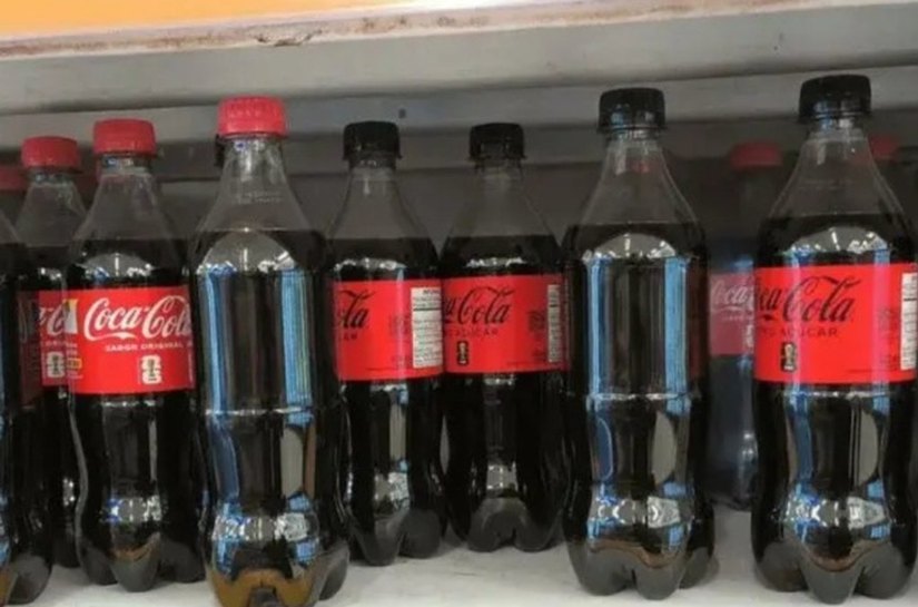 Coca-Cola troca garrafas após rótulos serem furtados para coleção de figurinhas da Copa