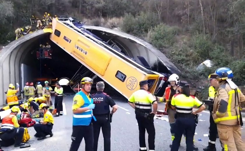 Espanha: acidente deixa ônibus parado na vertical em túnel
