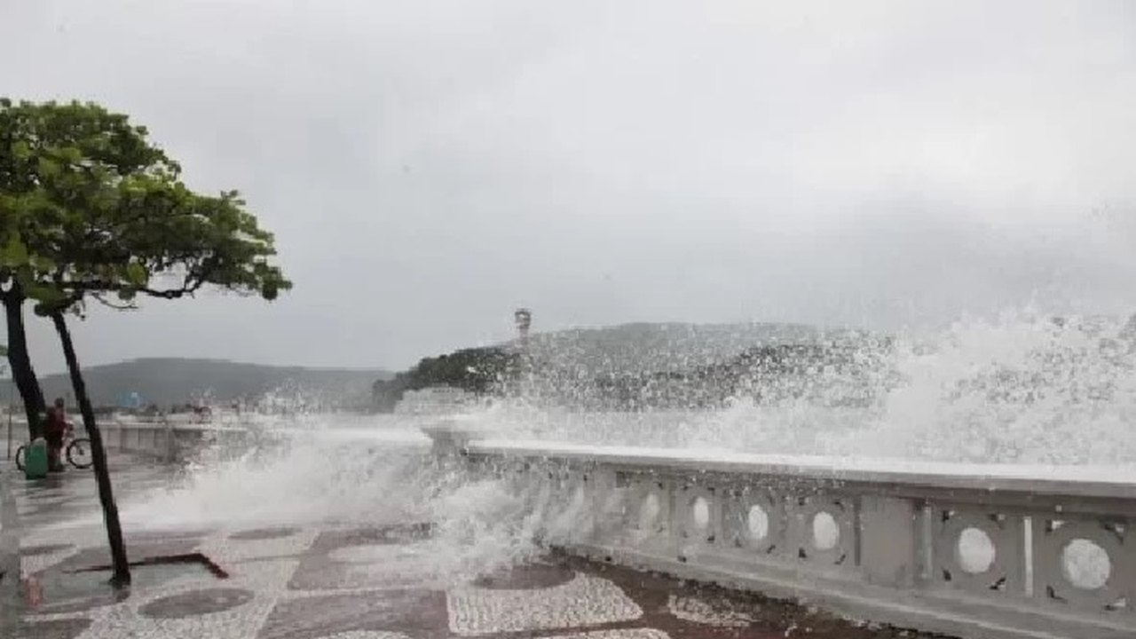 Litoral de SP e RJ pode ter onda de até 3 metros com chegada de frente fria