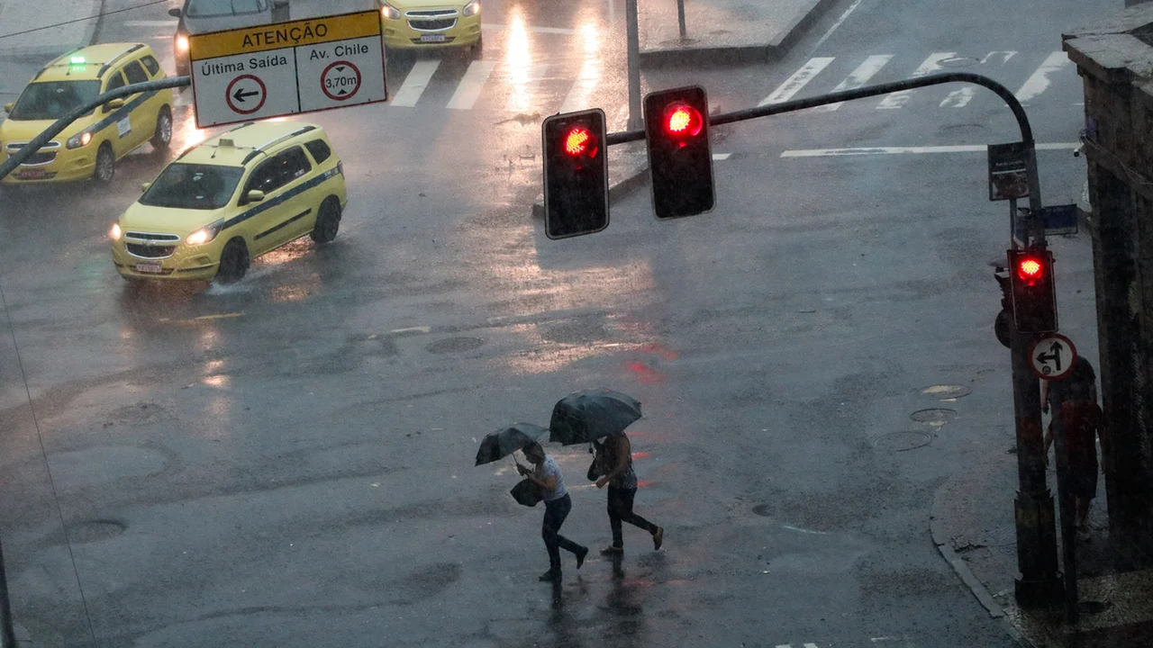 Temporal provoca alagamentos, queda de árvores e desalojados no interior de SP