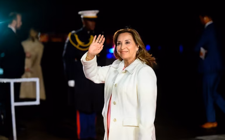 Presidente do Peru é acusada de se afastar do cargo sem avisar para realizar procedimentos estéticos