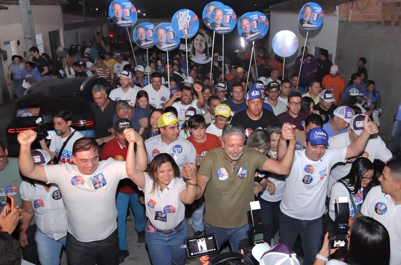Junqueiro abraça Arthur Lira em grande caminhada: “Depois de Benedito de Lira, esta terra voltará a ter um senador”