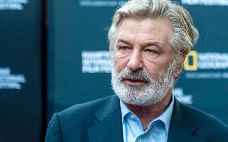 'Hipercorreção': Como morte de diretora em set de filme de Alec Baldwin mudou uso de armas em Hollywood