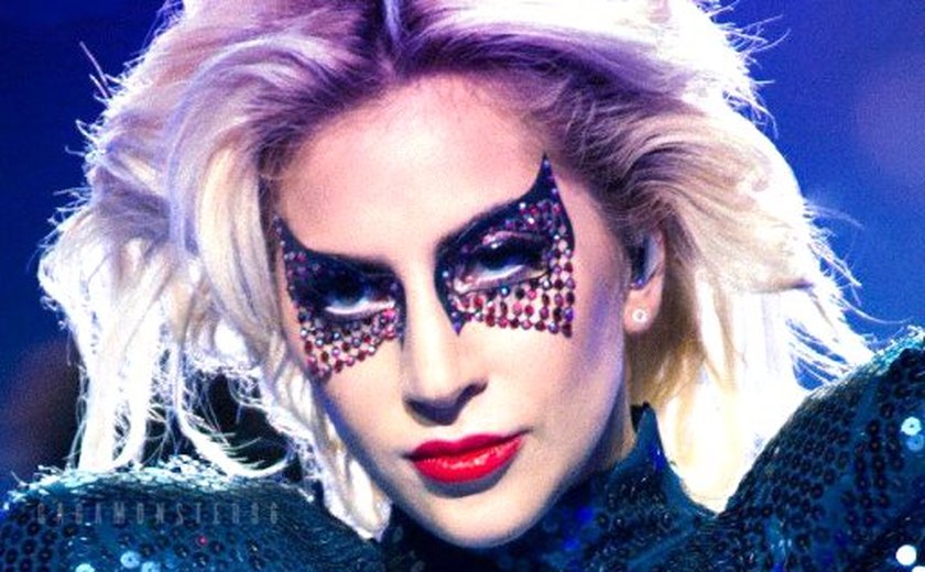 Lady Gaga é a primeira a usar peça da Céline criada por Hedi Slimane