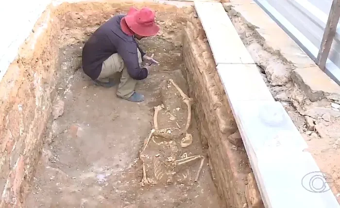 Restos mortais foram localizados durante escavações na área externa da igreja