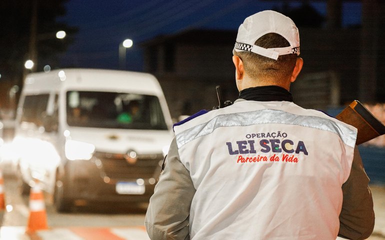 Operação Lei Seca recupera motocicleta roubada durante fiscalização em Maceió