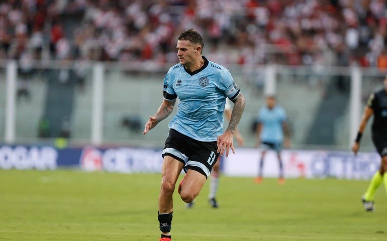 Vasco apresenta artilheiro argentino como reforço: 'Vim para colocar a equipe onde merece'