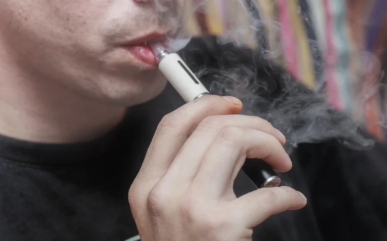 Cigarro eletrônico atrai jovens e agrava dependência, segundo especialistas