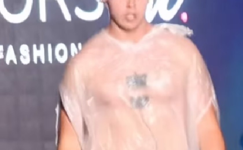 Youtuber invade desfile da Semana de Moda de Nova York vestindo sacola e touca de banho