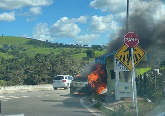 Carro pega fogo na entrada da cidade de Limoeiro de Anadia