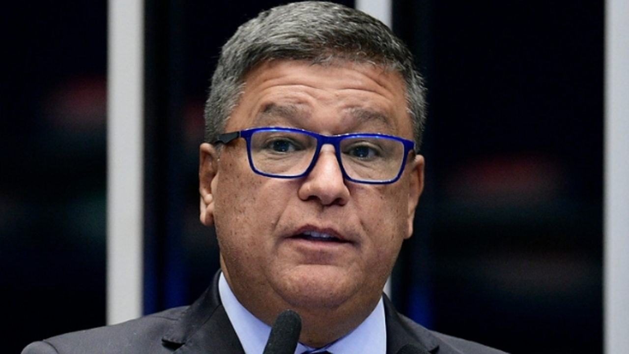 Bolsonaro escolhe senador Carlos Viana como líder do governo no Senado