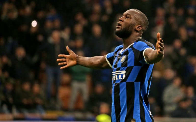 Inter de Milão goleia Fiorentina, ultrapassa Milan e assume a liderança do Italiano