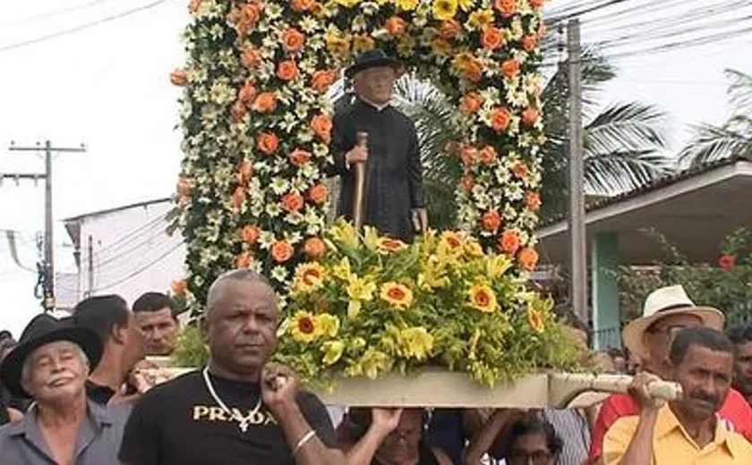 Fieis tomam as ruas de Boca da Mata em homenagem ao Padre Cícero