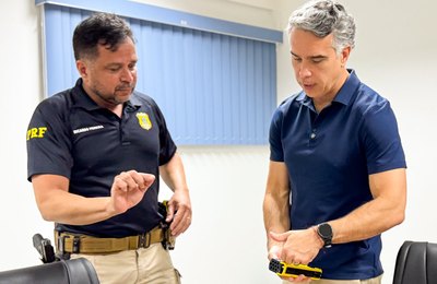 Rafael Brito entrega tasers adquiridos com recursos de emenda parlamentar para a PRF em Alagoas