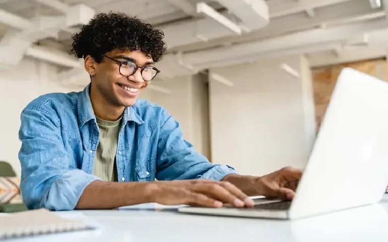 Educafro e Prefeitura de SP oferecem vagas de estágio e bolsas em universidades