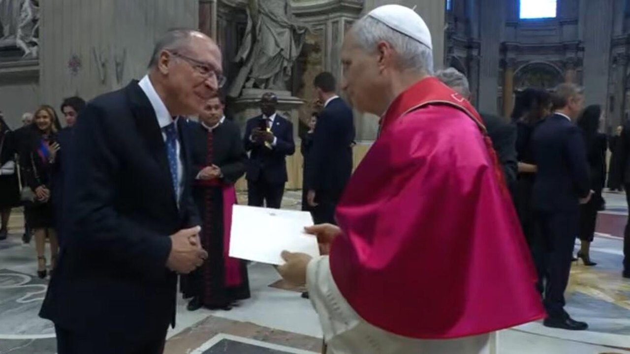 Alckmin entrega ao Papa Leão XIV convite de Lula para participar da COP30 no Brasil