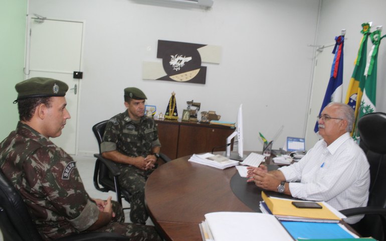 Prefeito recebe a visita do novo chefe de instrução do Tiro de Guerra 07/015