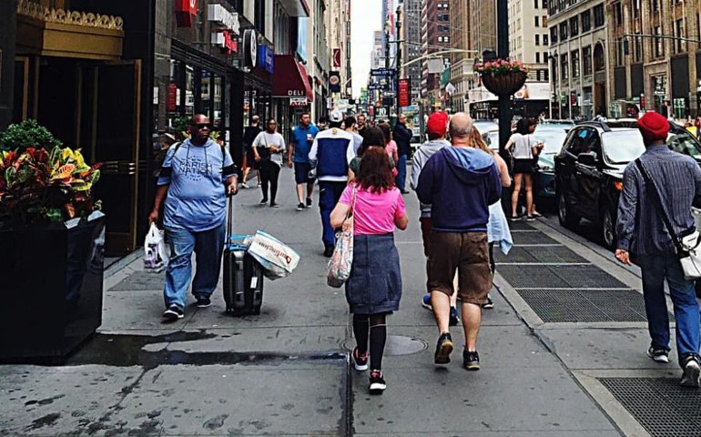 PMI composto dos EUA sobe a 53,5 em março, com alta inesperada de serviços