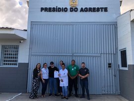 Biblioteca de Arapiraca doa livros para Presídio do Agreste e fortalece ressocialização