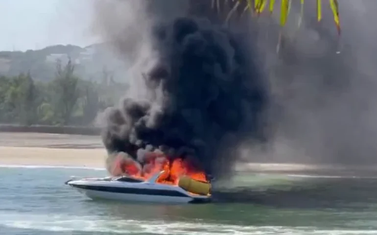 Lancha explode em Santa Catarina