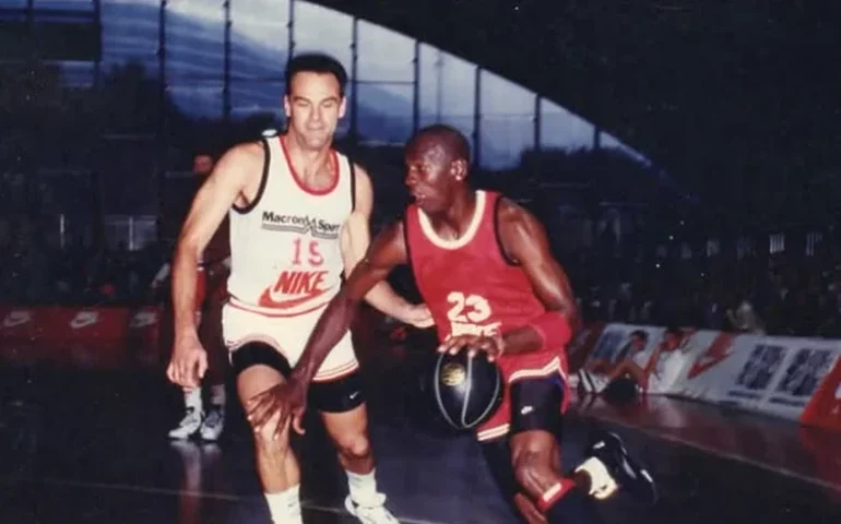 Oscar Schmidt enfrentou Michael Jordan duas vezes; relembre encontros históricos