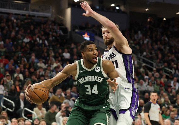 Antetokounmpo atinge 50º 'triple-double' e Bucks derrubam série invicta dos Kings na NBA