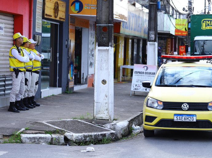 Agentes do Ronda no Bairro atuam em flagrante de furto no Benedito Bentes
