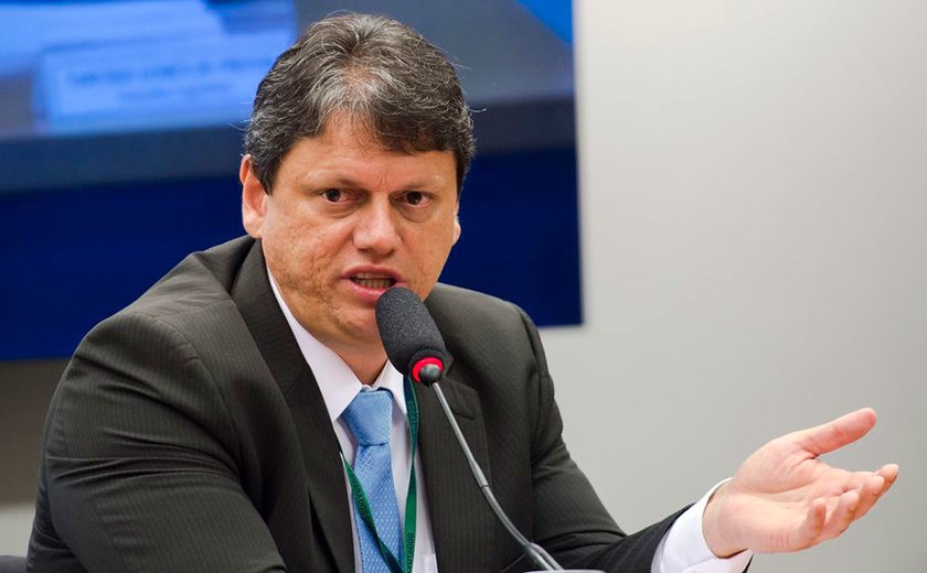 Tarcísio diz que perdão de Bolsonaro a Daniel Silveira foi &#8216;remédio&#8217; necessário