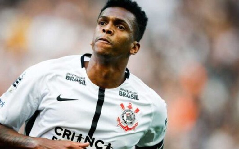 Ex-Corinthians, atacante Jô abre negociação com o Guarani