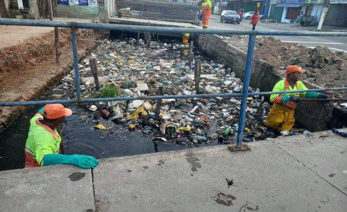 Canal na Levada passa por limpeza para retirada do lixo descartado pela população