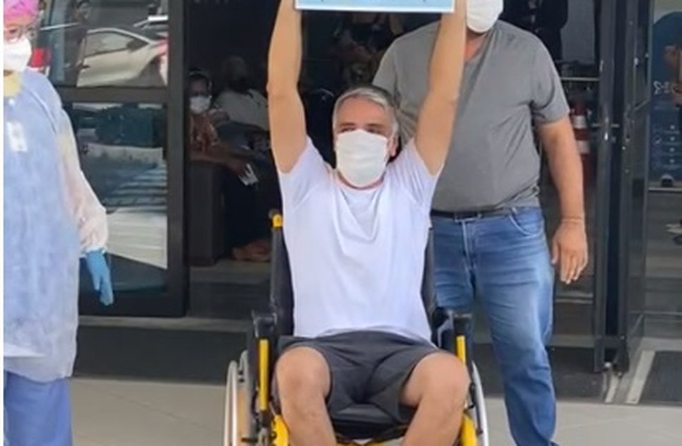 Fábio Reis recebe alta.jpg / Foto: Assessoria